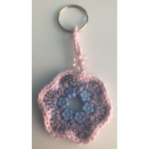 GEHAAKTE BLOEM hanger in LICHTBLAUW en ROZE met bloemkralen